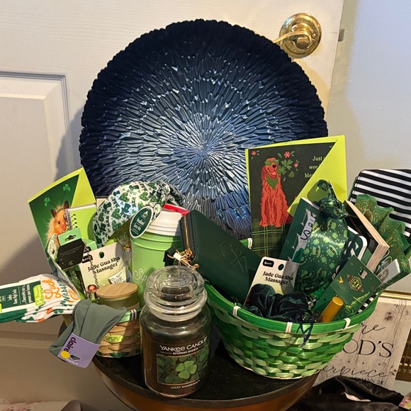 St. Patrick's Day GIVEAWAY SHOW💚🍀 ft. Mandy, Sandi, & Alicia the Purse Plug - Picture 2 of 7